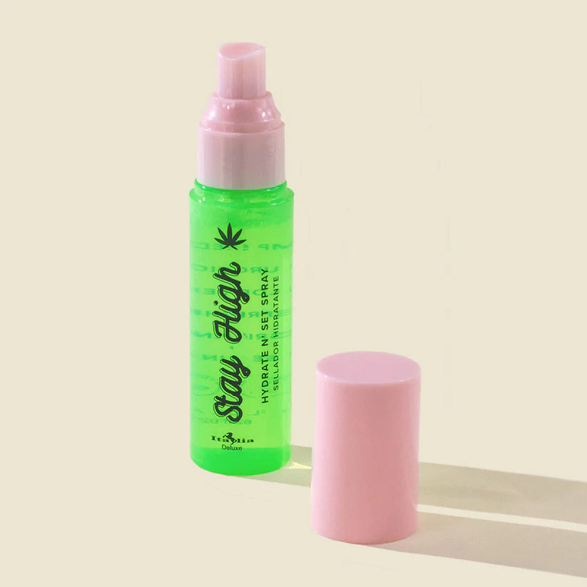 Italia Deluxe Stay High Hydrate & Set Spray Fijador Hidratante Con Cañamo, Acido Hialuronico, y Aloe Vera (65 ml)